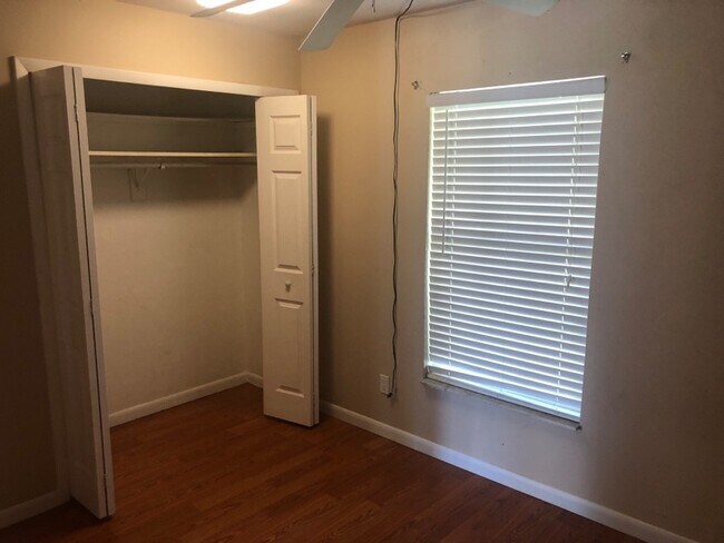 Foto del edificio - 1203 Oakwood Ln