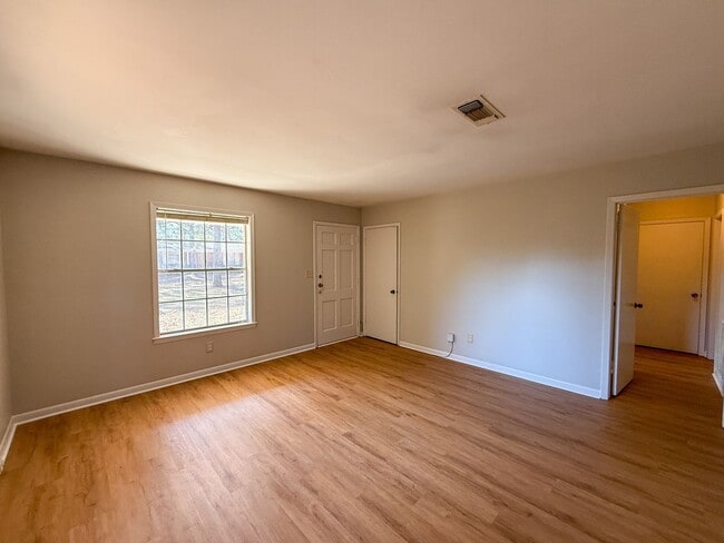 Building Photo - 2 Bedroom 1 Bath Duplex - Brand New Flooring and Paint!