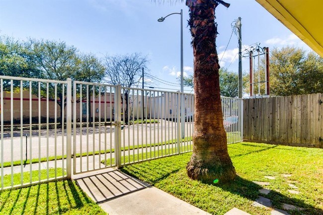 Foto del edificio - 1720 Hutchins St