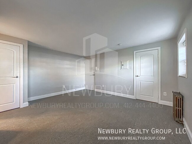 Foto del edificio - Efficiency meets comfort in Newbury Realty...