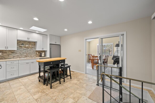 Foto del edificio - 438 Sylvan Dr