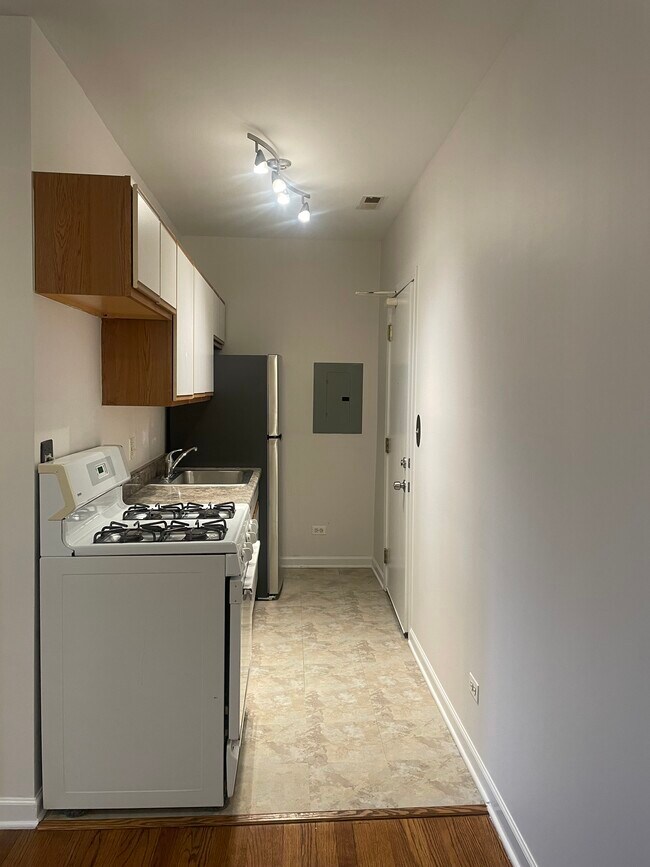 Kitchen - 4425 N Lawndale Ave