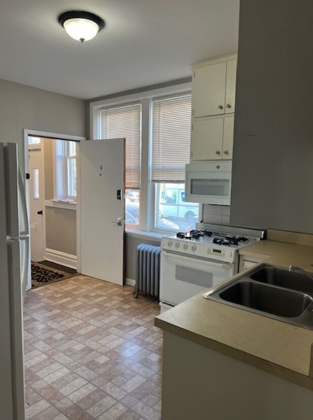 Foto del edificio - 3355 N Troy St