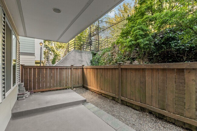Foto del edificio - Bright Beacon Hill Condo in Secure Gated C...