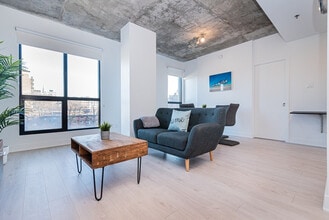 Building Photo - 100 Boul. de Maisonneuve E