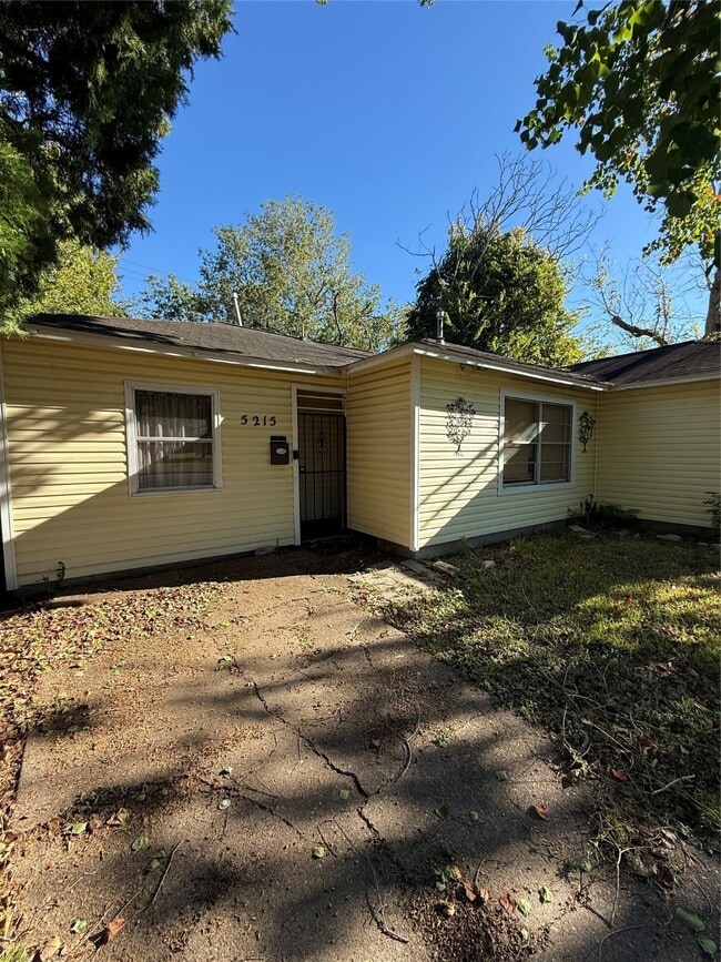 Foto del edificio - 5215 Bellfort Ave