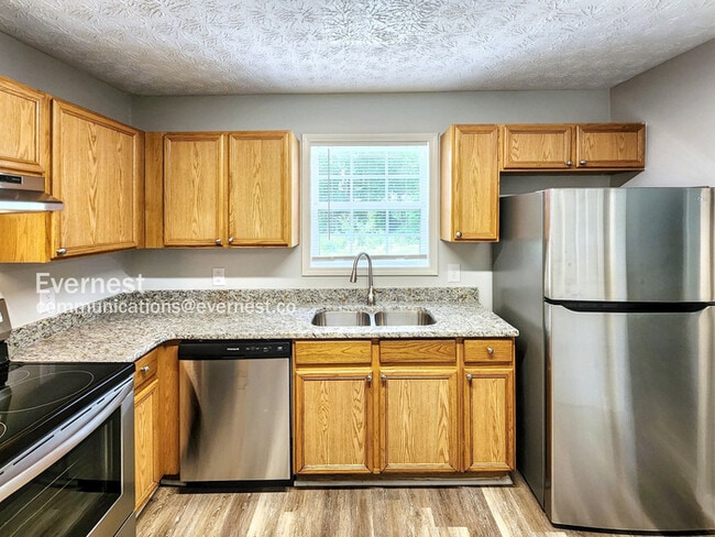 Building Photo - Updated 3 Bed & 2.5 Bath House in Monroe /...