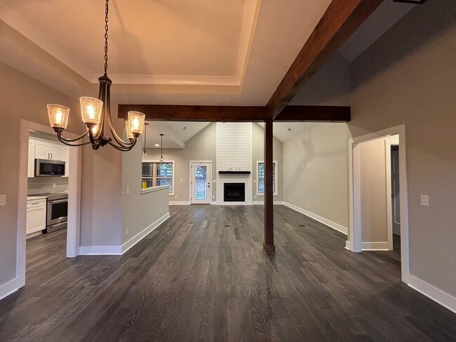 Foto del edificio - Stunning 4-Bedroom Home in Piney Flats with Mountain Views