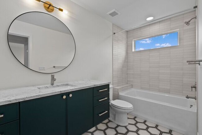 Foto del edificio - Stunning Modern Air-Conditioned Townhome in Coveted Whittier Heights