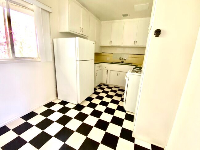 Kitchen - 506 Midvale Ave