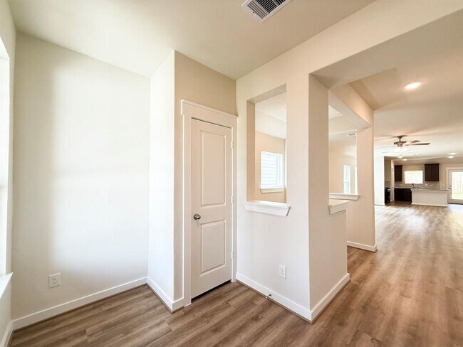 Building Photo - 40769 Mostyn Lake Dr