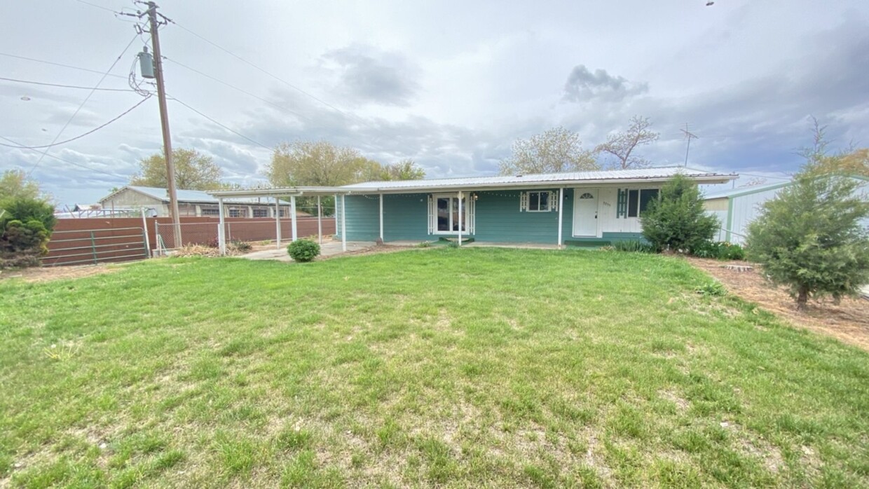 Primary Photo - Great Little Home Out Of Town With Lots To...
