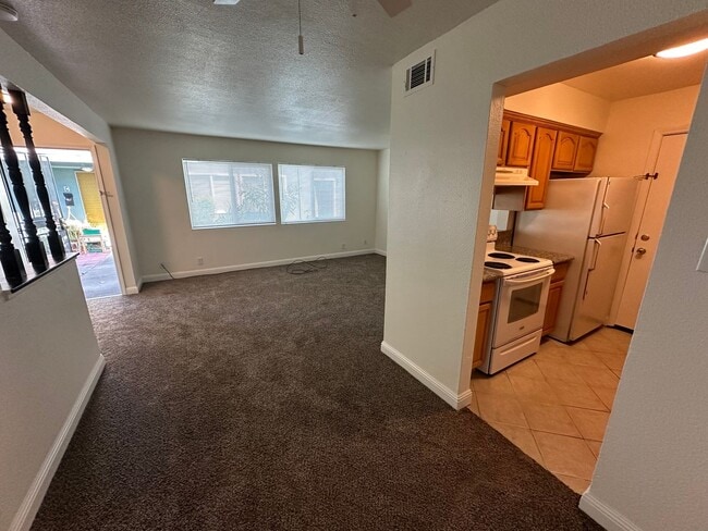 Building Photo - 2 Bed 1 Bath On Del Rio Cir, Concord