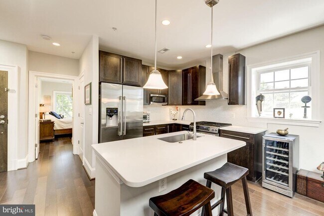 Foto del edificio - 3937 Davis Pl NW