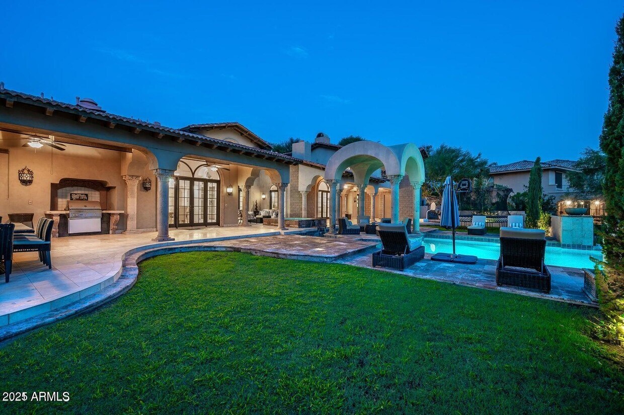 Foto principal - 6050 N Paradise View Dr