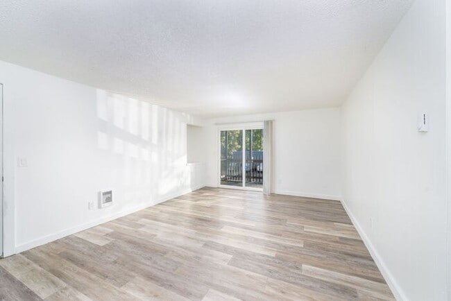 Building Photo - Spacious 2x1 unit with 1st month free! Only $1395