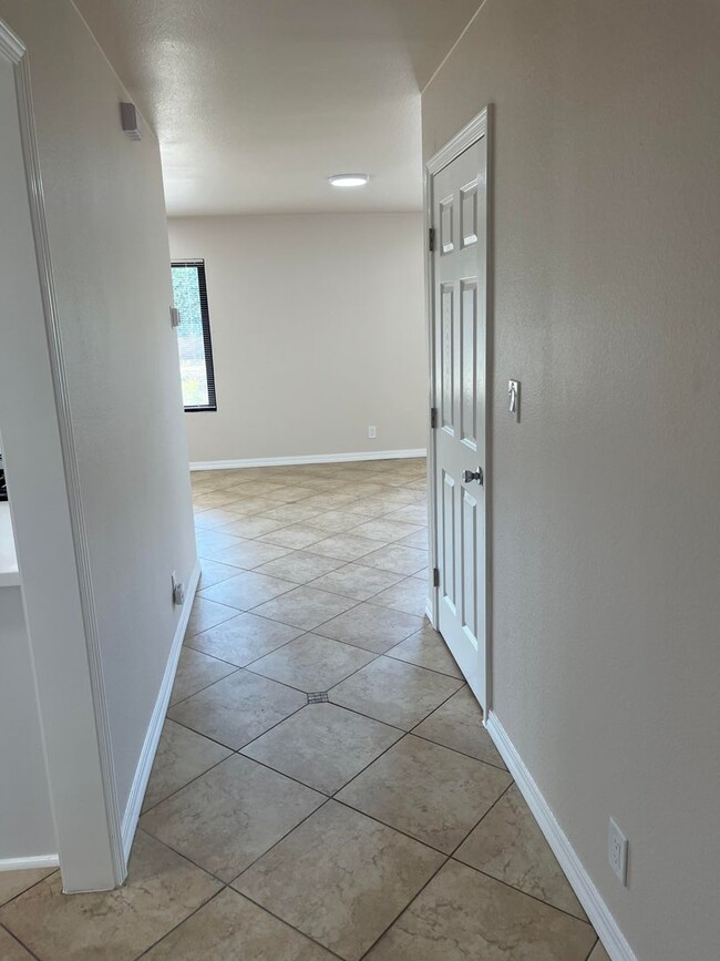 Foto del edificio - Gorgeous Fully Remodeled 3 Bd. 2.5Ba Condo...