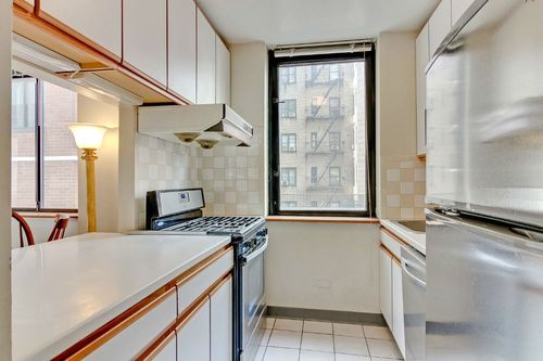 Building Photo - 335 E 75th St