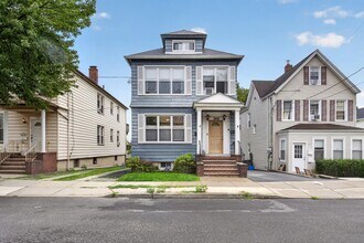 Building Photo - 166 Woodridge St
