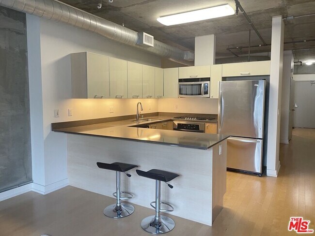 Foto del edificio - 645 W 9th St