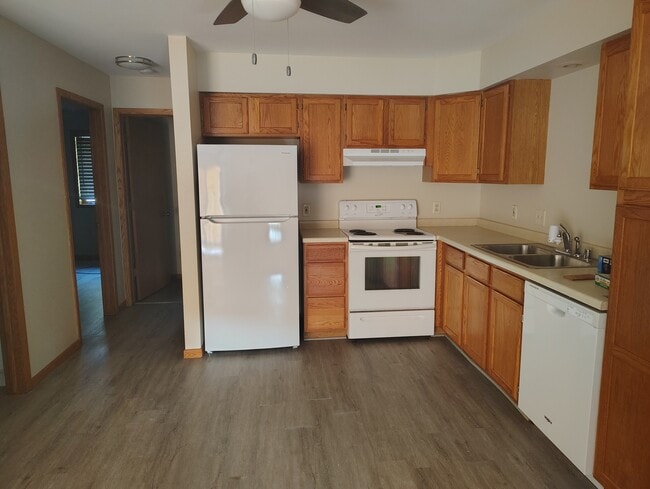 Kitchen/dining room - 700 Iroquois Ct