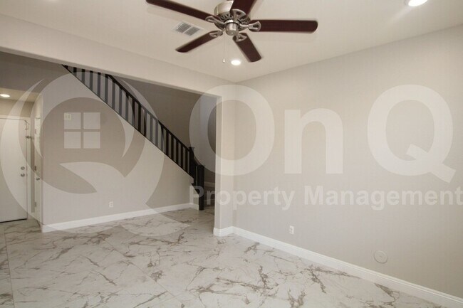 Foto del edificio - 1157 E Regent Dr