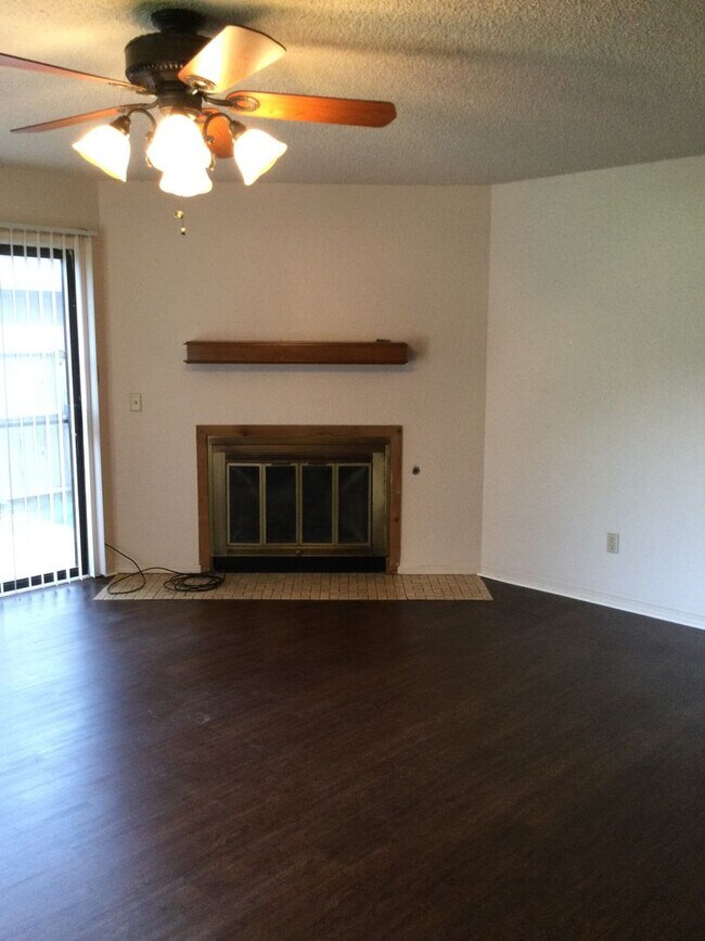 Building Photo - Warm & Cozy