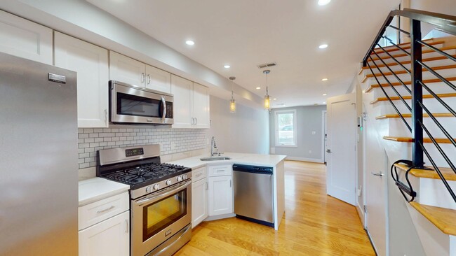 Building Photo - 1530 Levis St NE