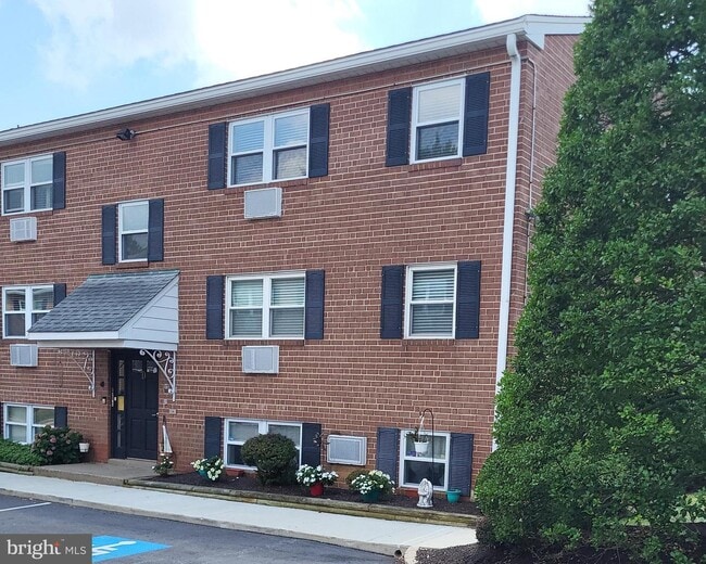 Building Photo - 1 Radnor Dr