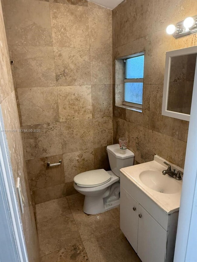 Building Photo - 1420 N Andrews Ave