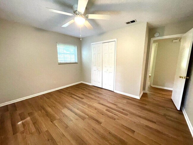 Foto del edificio - Quaint 2 bedroom 1 bath apartment on quiet...
