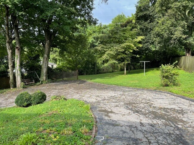 Foto del edificio - 4 bd 2 ba including a basement apartment in a great East Nashville location