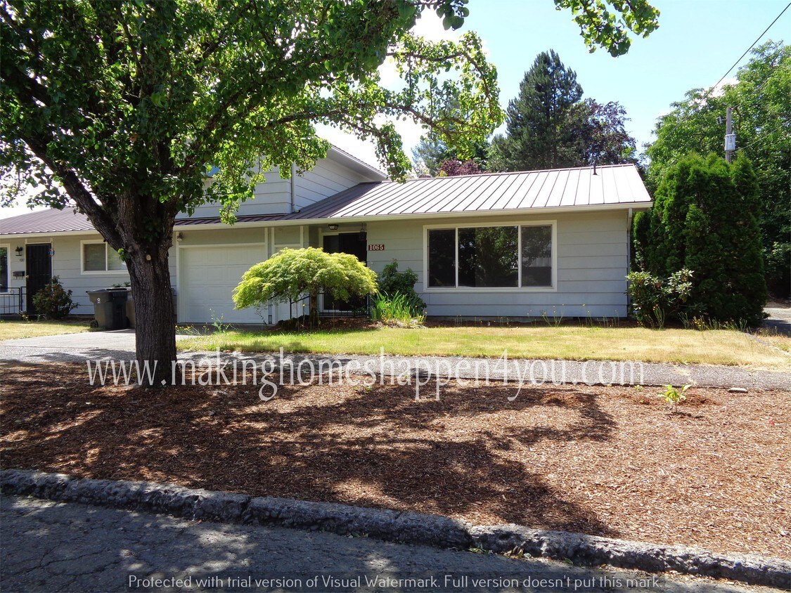 Primary Photo - 1065 SE Lewis St