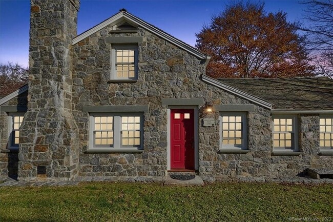 Building Photo - 860 Ridgefield Rd