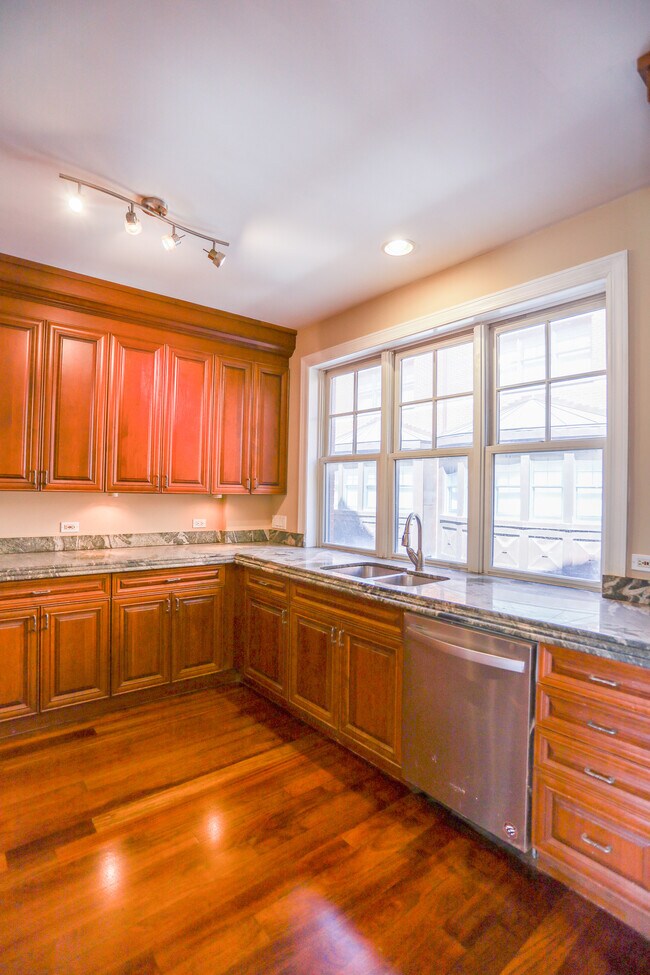 Foto del edificio - 4321 W Peterson Ave