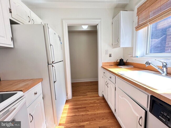 Foto del edificio - 1212 Eton Ct NW