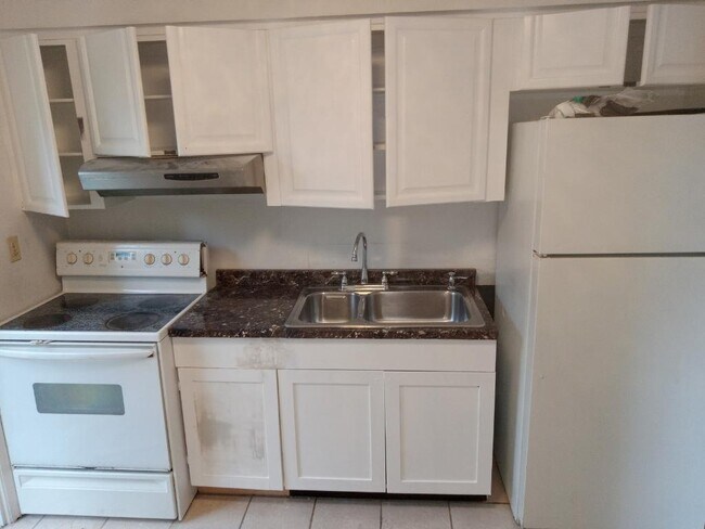 Building Photo - 563 NW 17th Pl