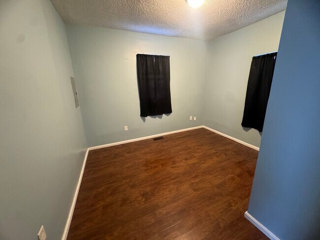 Building Photo - 1303 E Murden St