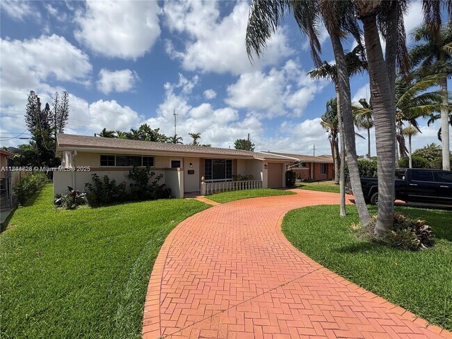 Foto del edificio - 6612 Dahlia Dr
