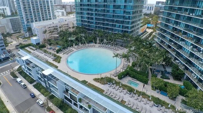 Foto del edificio - 650 NE 32nd St