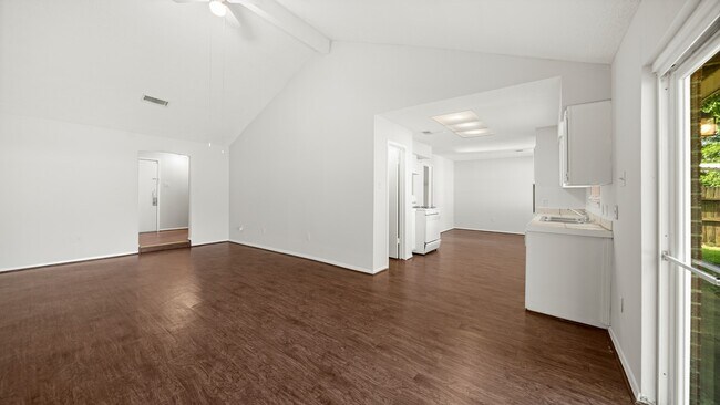 Foto del edificio - 5411 Lorraine Dr