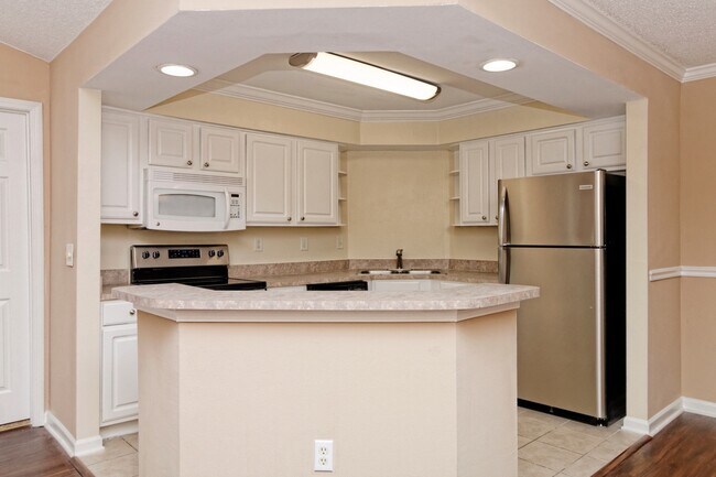 Building Photo - Amazing two bedroom 2nd Floor, Summer House Available June 19!