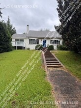 Building Photo - 925 Brentwood Dr