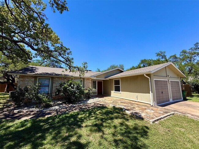 Building Photo - 8906 Pineridge Dr