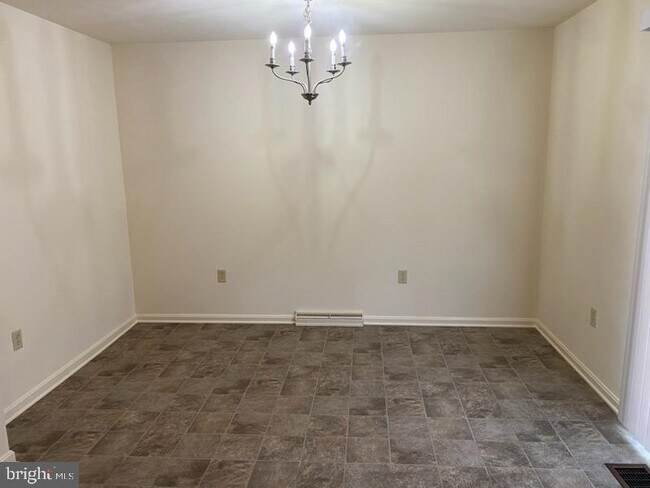 Building Photo - 2724 Meadow Dr