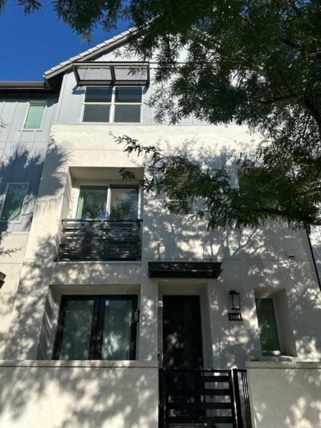 Front - 9424 Shade Pl