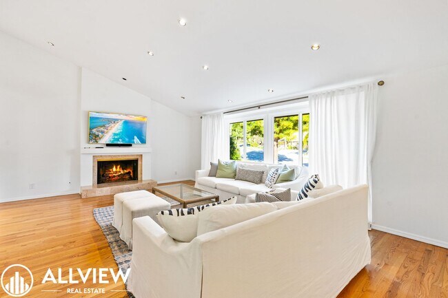 Foto del edificio - Stunning 5 Bed/3 Bath Home Located in the ...