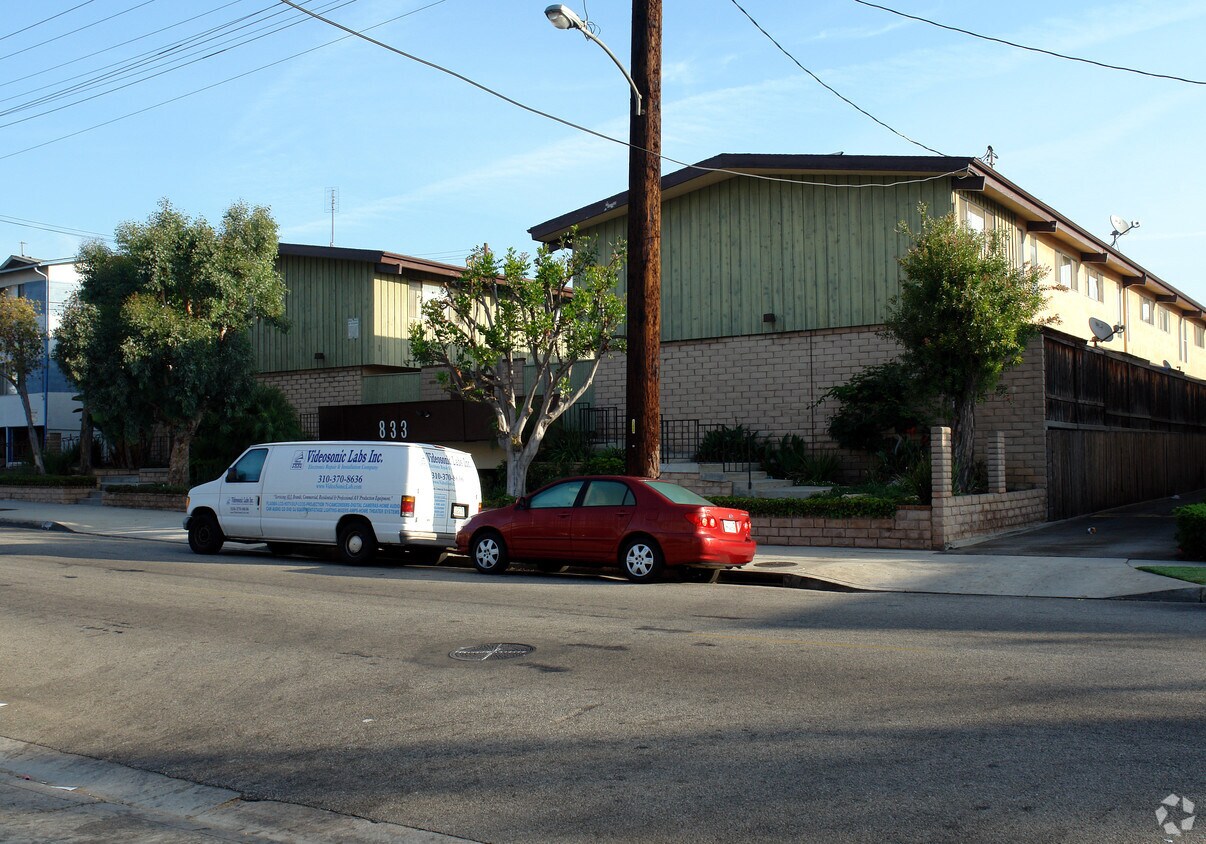 Building Photo - 833 W Beach Ave