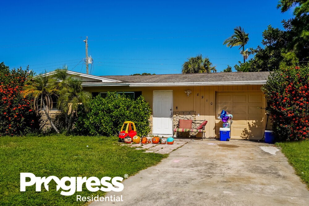 Foto principal - 8910 Cypress Lake Dr
