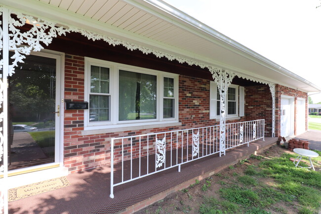 Building Photo - 204 Weil Ln